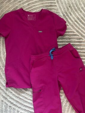 Figs Women's Scrub Set in raspberry sorbet xsmall